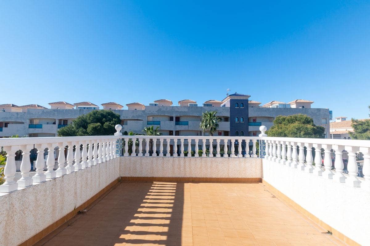 4 makuuhuone Huvila myytävänä paikassa La Zenia mukana uima-altaan 
autotalli - 585 000 € (Ref: 9778285)