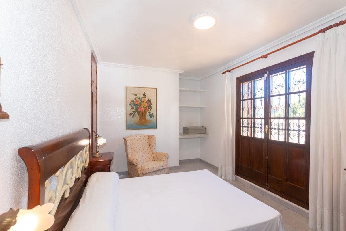 4 makuuhuone Huvila myytävänä paikassa La Zenia mukana uima-altaan 
autotalli - 585 000 € (Ref: 9778285)