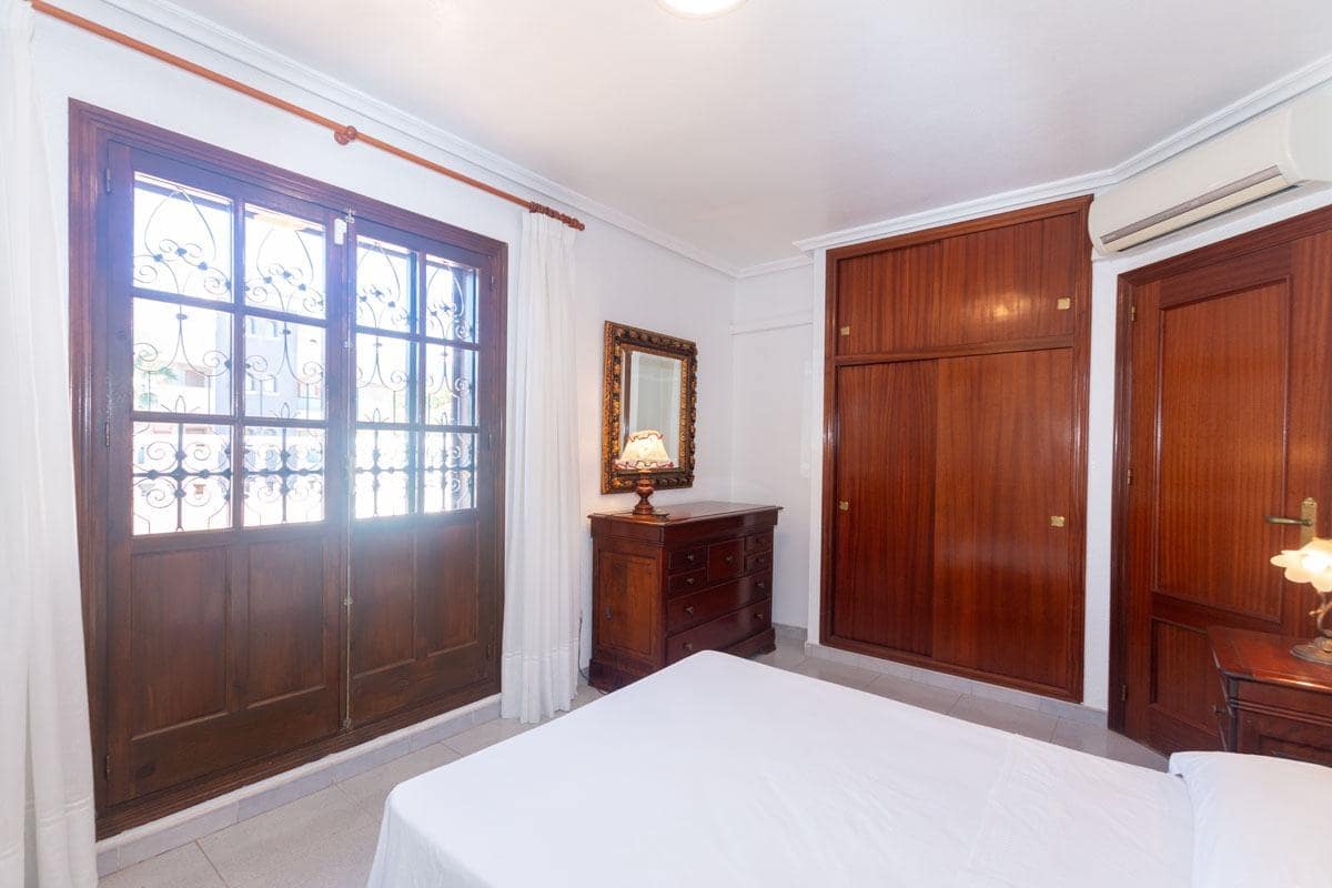 4 makuuhuone Huvila myytävänä paikassa La Zenia mukana uima-altaan 
autotalli - 585 000 € (Ref: 9778285)