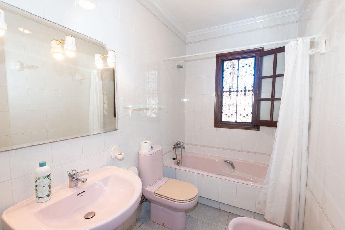 4 makuuhuone Huvila myytävänä paikassa La Zenia mukana uima-altaan 
autotalli - 585 000 € (Ref: 9778285)