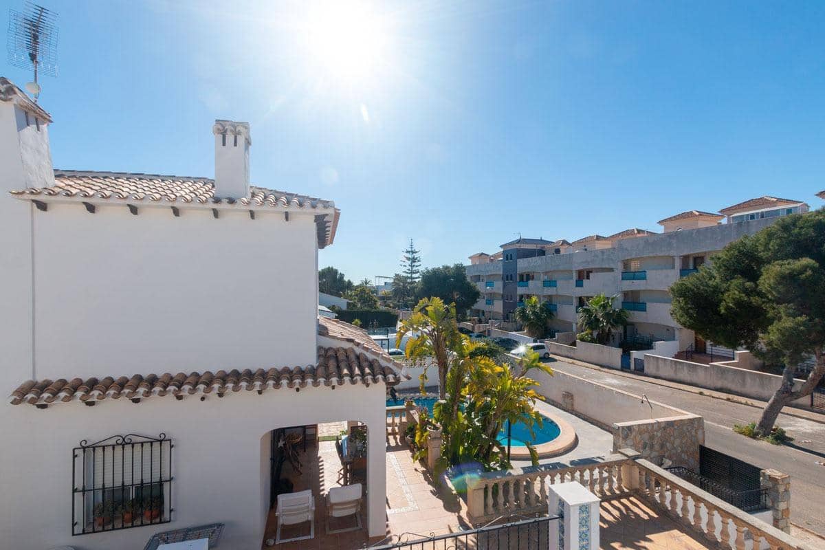 4 makuuhuone Huvila myytävänä paikassa La Zenia mukana uima-altaan 
autotalli - 585 000 € (Ref: 9778285)