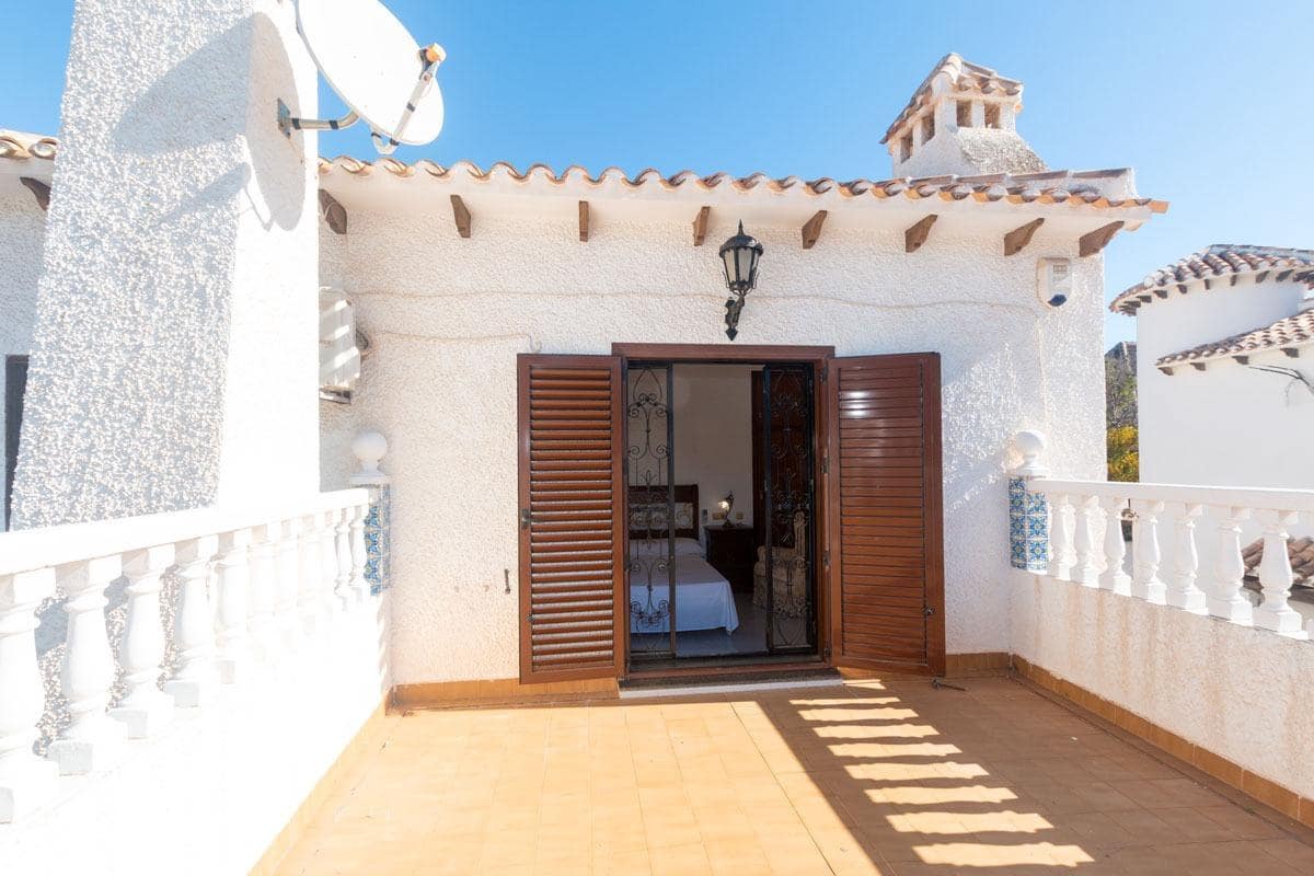 4 makuuhuone Huvila myytävänä paikassa La Zenia mukana uima-altaan 
autotalli - 585 000 € (Ref: 9778285)