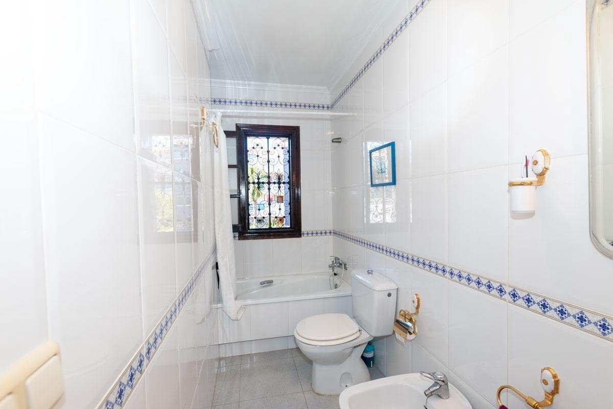 4 makuuhuone Huvila myytävänä paikassa La Zenia mukana uima-altaan 
autotalli - 585 000 € (Ref: 9778285)