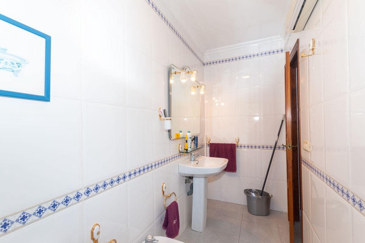 4 makuuhuone Huvila myytävänä paikassa La Zenia mukana uima-altaan 
autotalli - 585 000 € (Ref: 9778285)