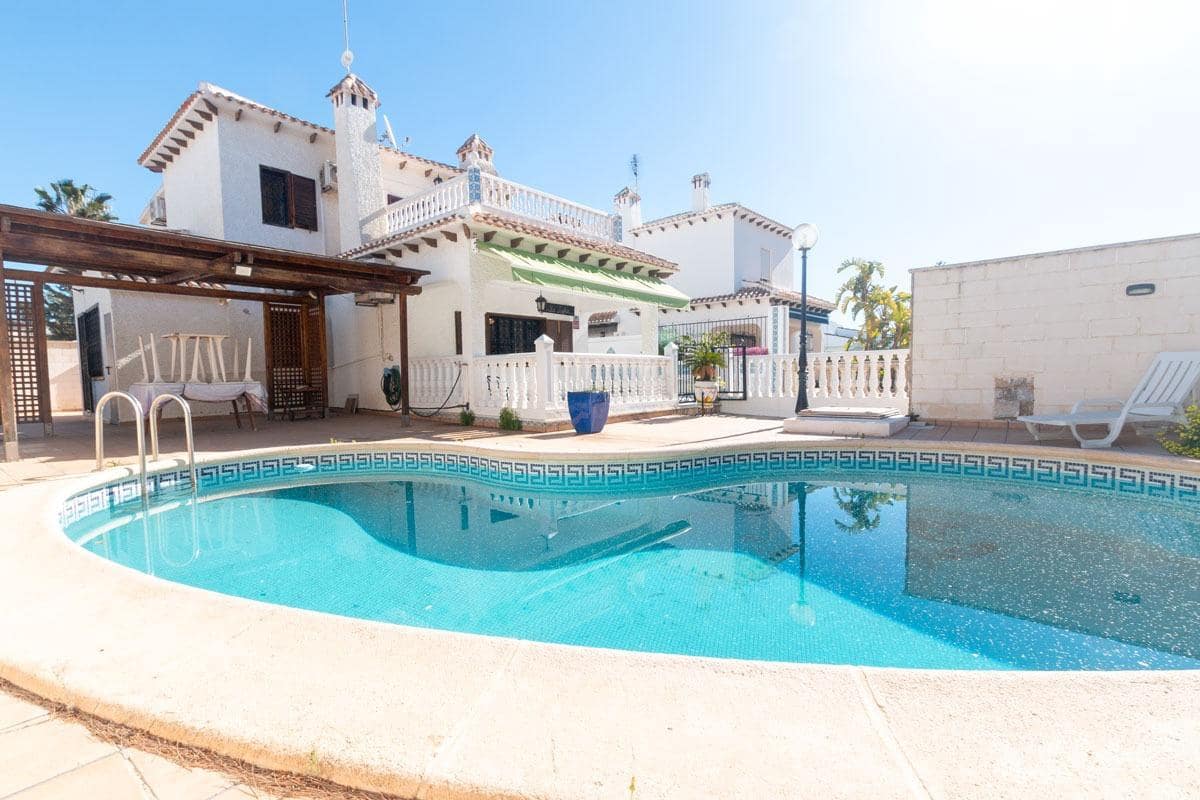 4 makuuhuone Huvila myytävänä paikassa La Zenia mukana uima-altaan 
autotalli - 585 000 € (Ref: 9778285)