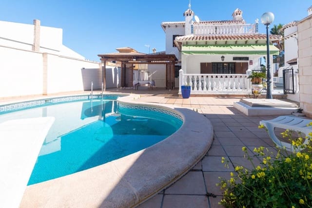 4 makuuhuone Huvila myytävänä paikassa La Zenia, Orihuela mukana uima-altaan 
autotalli - 585 000 € (Ref: 9778285)