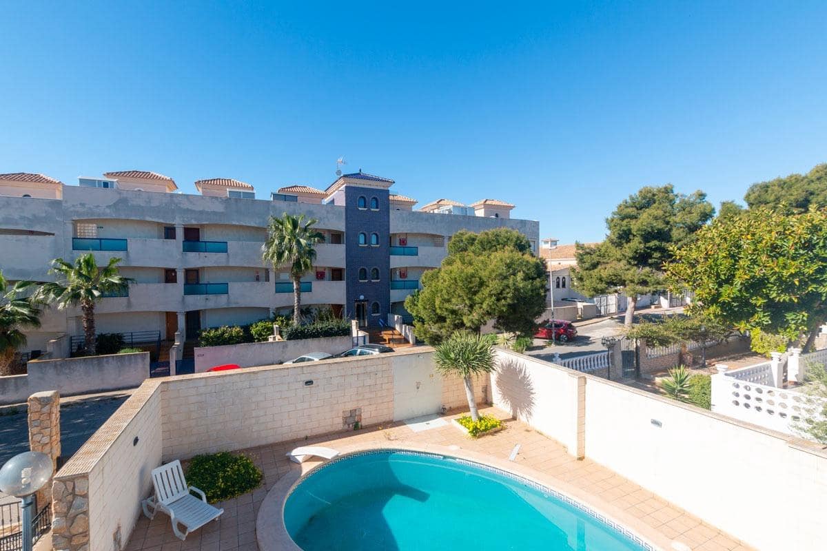 4 makuuhuone Huvila myytävänä paikassa La Zenia mukana uima-altaan 
autotalli - 585 000 € (Ref: 9778285)