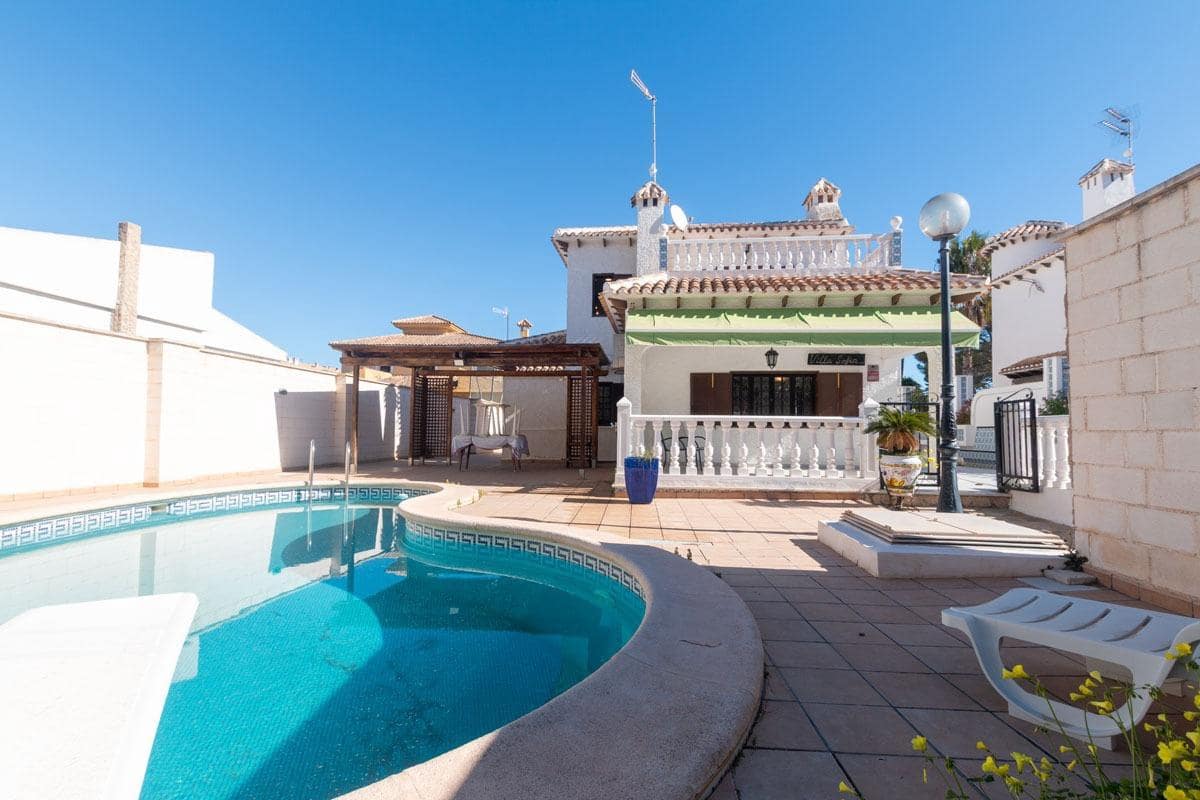 4 makuuhuone Huvila myytävänä paikassa La Zenia mukana uima-altaan 
autotalli - 585 000 € (Ref: 9778285)