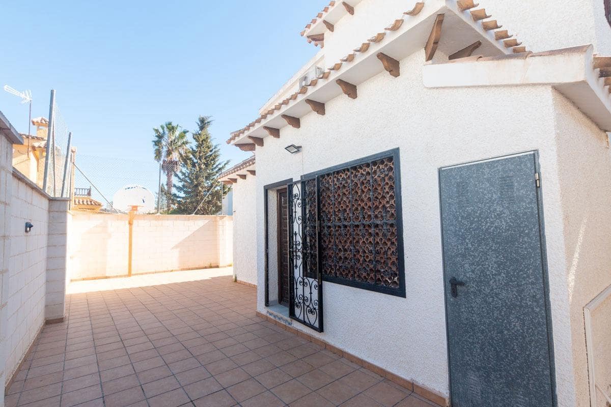 4 makuuhuone Huvila myytävänä paikassa La Zenia mukana uima-altaan 
autotalli - 585 000 € (Ref: 9778285)