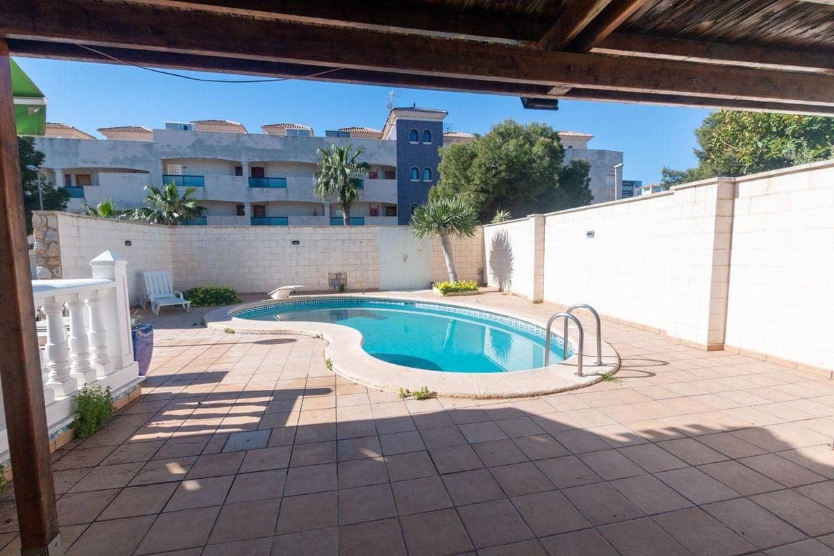 4 makuuhuone Huvila myytävänä paikassa La Zenia mukana uima-altaan 
autotalli - 585 000 € (Ref: 9778285)