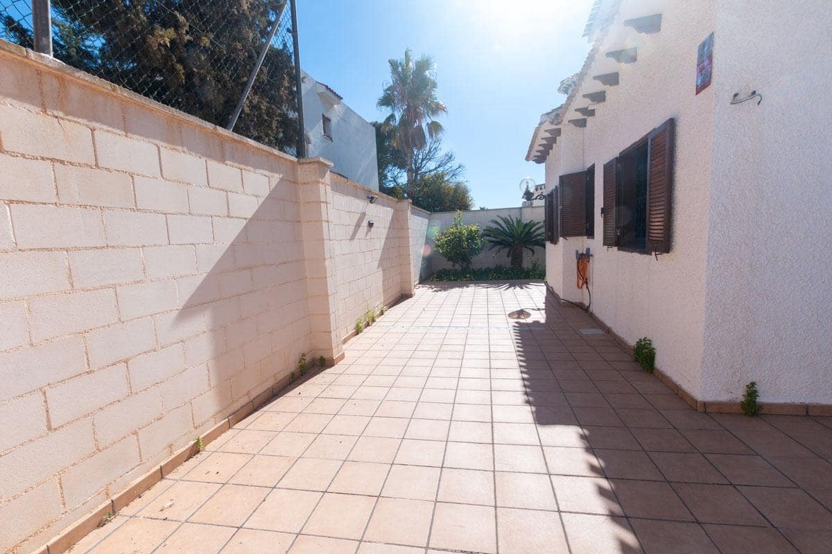 4 makuuhuone Huvila myytävänä paikassa La Zenia mukana uima-altaan 
autotalli - 585 000 € (Ref: 9778285)