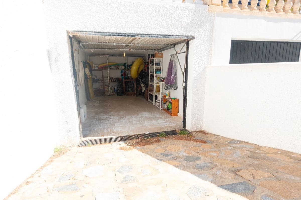 4 makuuhuone Huvila myytävänä paikassa La Zenia mukana uima-altaan 
autotalli - 585 000 € (Ref: 9778285)