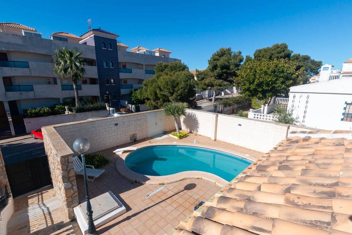 4 makuuhuone Huvila myytävänä paikassa La Zenia mukana uima-altaan 
autotalli - 585 000 € (Ref: 9778285)