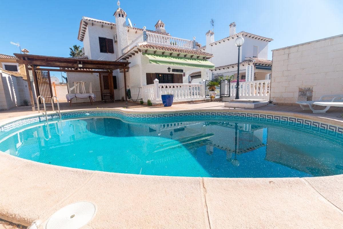 4 makuuhuone Huvila myytävänä paikassa La Zenia mukana uima-altaan 
autotalli - 585 000 € (Ref: 9778285)