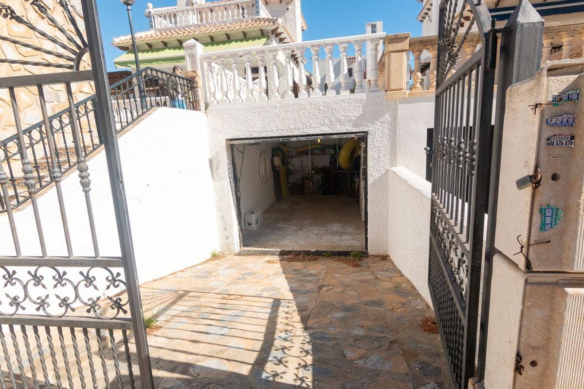 4 makuuhuone Huvila myytävänä paikassa La Zenia mukana uima-altaan 
autotalli - 585 000 € (Ref: 9778285)