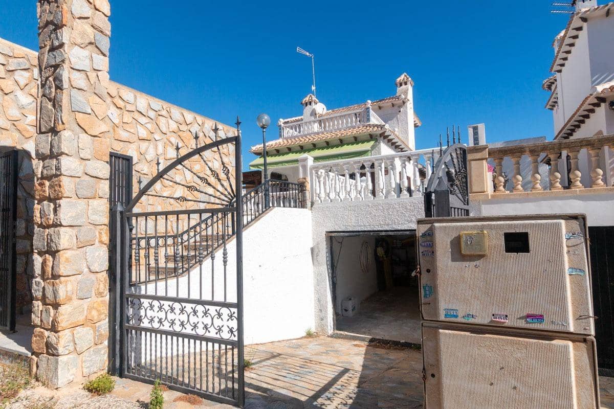 4 makuuhuone Huvila myytävänä paikassa La Zenia mukana uima-altaan 
autotalli - 585 000 € (Ref: 9778285)