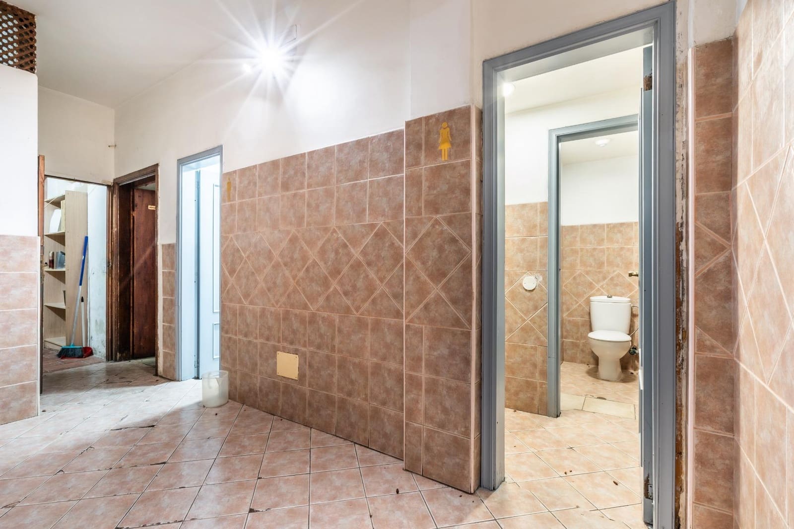 Local Commercial à louer à Playa de las Americas - 2 500 € (Ref: 10035472)