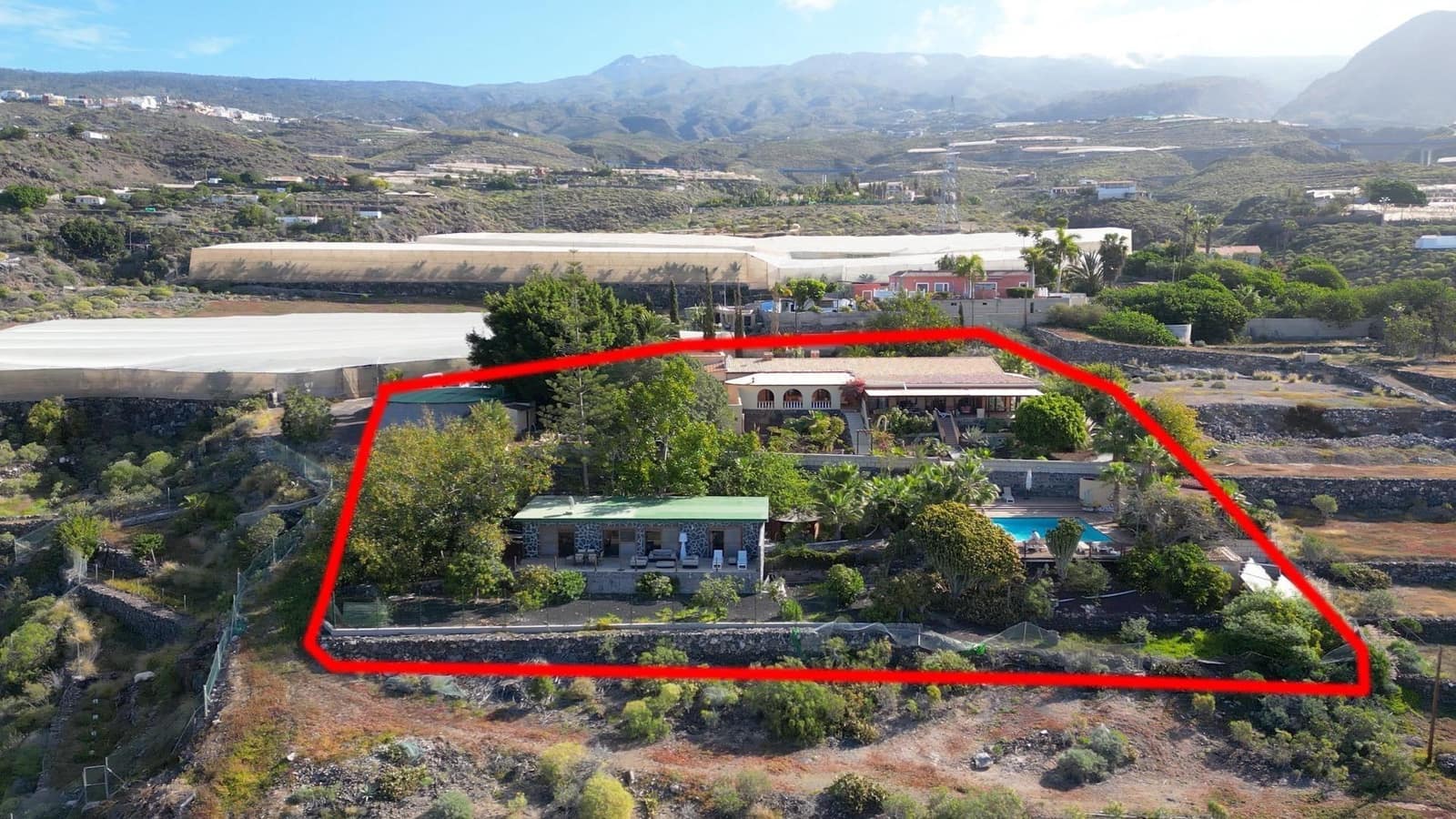 40 makuuhuone Hotelli myytävänä paikassa Guia de Isora mukana uima-altaan - 6 500 000 € (Ref: 10043119)
