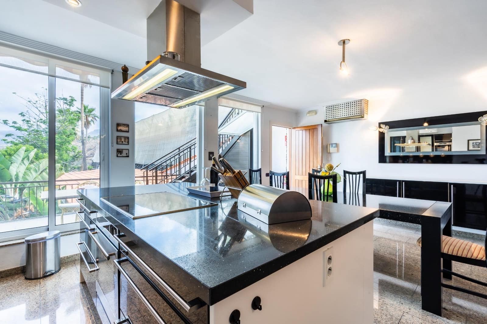40 makuuhuone Hotelli myytävänä paikassa Guia de Isora mukana uima-altaan - 6 500 000 € (Ref: 10043119)