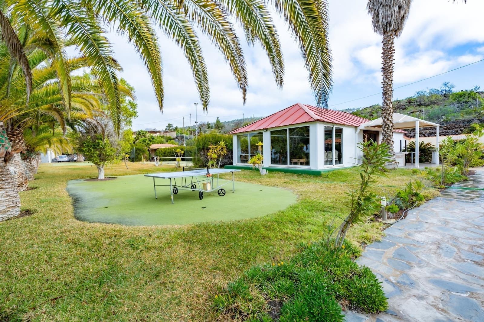 40 makuuhuone Hotelli myytävänä paikassa Guia de Isora mukana uima-altaan - 6 500 000 € (Ref: 10043119)