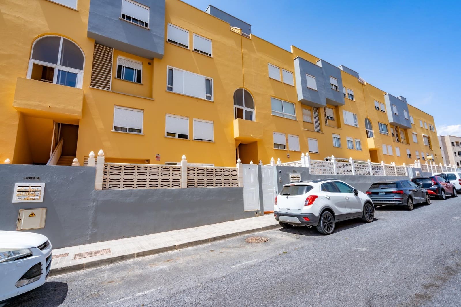3 slaapkamer Appartement te koop in El Medano met zwembad - € 309.000 (Ref: 10068028)