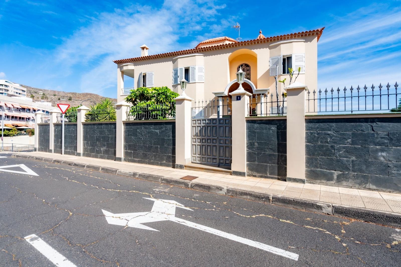 Chalet de 5 habitaciones en Santa Cruz de Tenerife en venta con garaje - 1.280.000 € (Ref: 8407089)