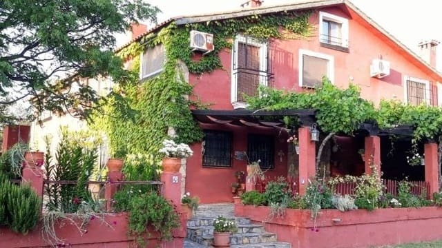 8 bedroom Hotel for sale in Casas del Castañar with pool - € 398,000 (Ref: 8950586)