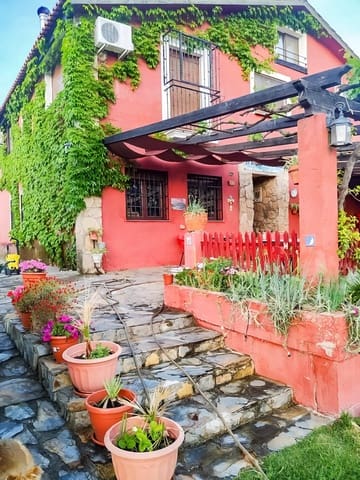 8 bedroom Hotel for sale in Casas del Castañar with pool - € 398,000 (Ref: 8950586)