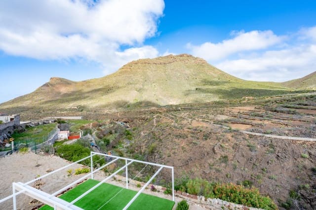 10 soveværelse Hotel til salg i Arona - € 899.000 (Ref: 8961680)