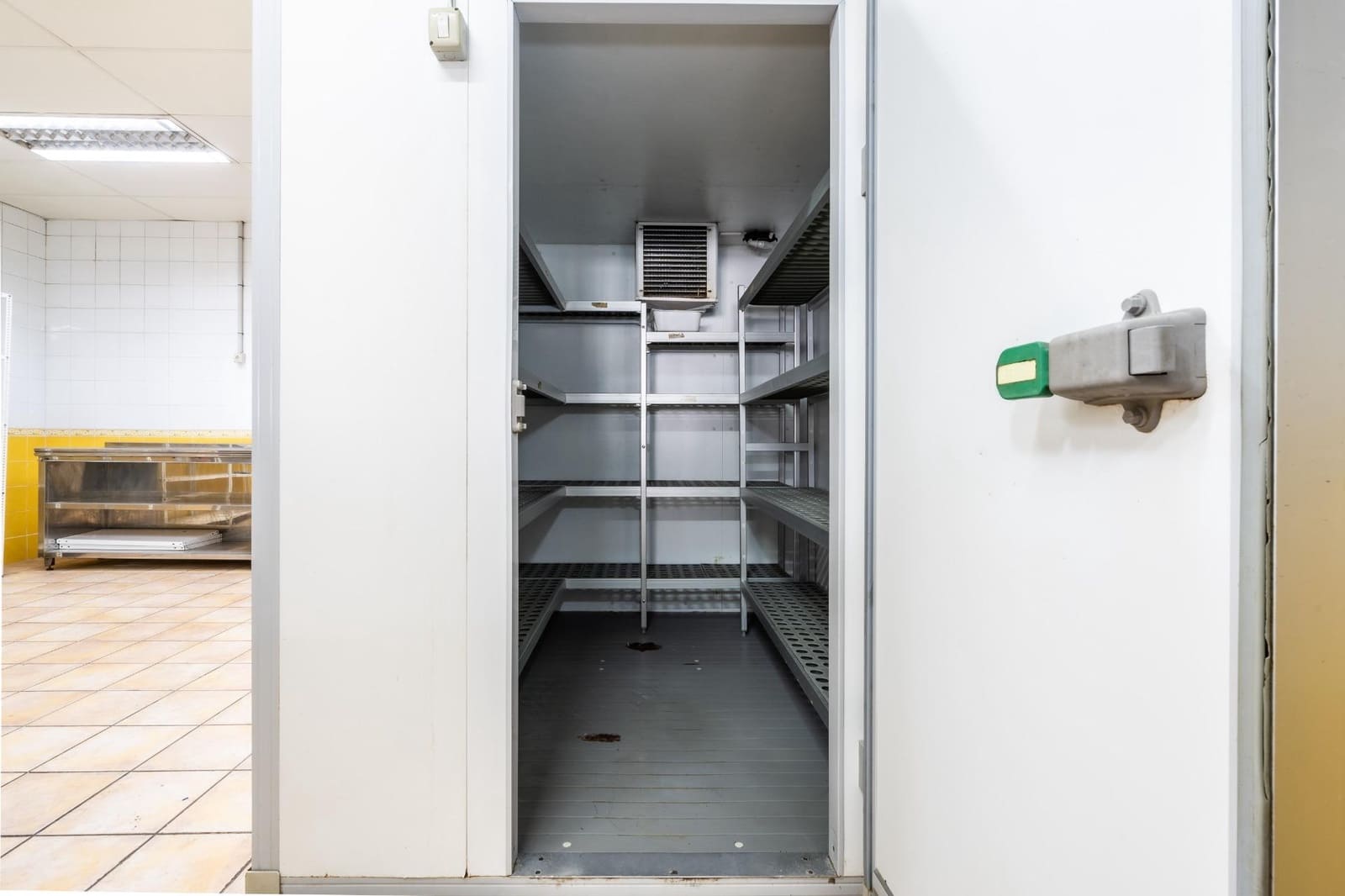 Comercial para arrendar em San Isidro de Abona - 1 400 € (Ref: 8982433)