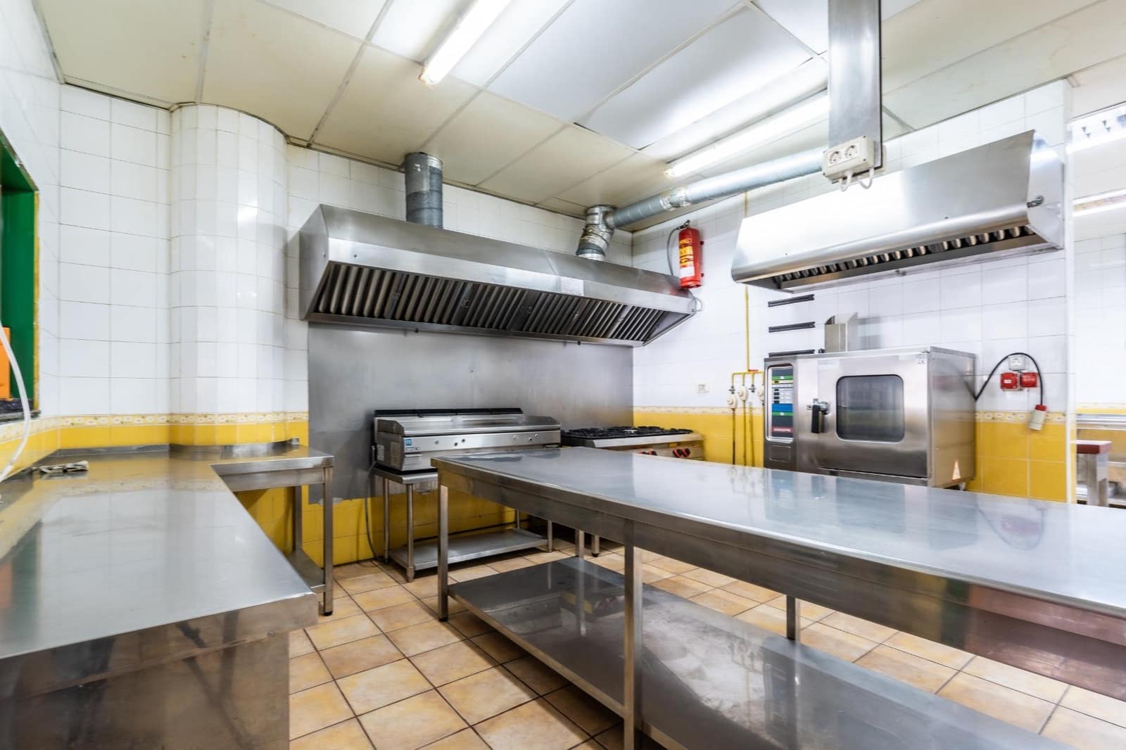 Comercial para arrendar em San Isidro de Abona - 1 400 € (Ref: 8982433)