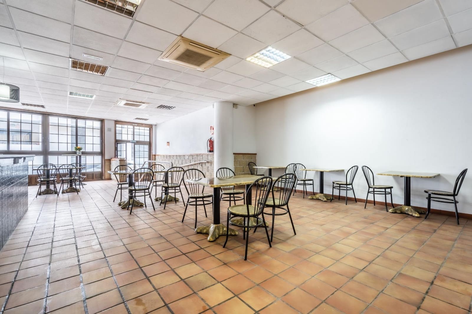 Comercial para arrendar em San Isidro de Abona - 1 400 € (Ref: 8982433)