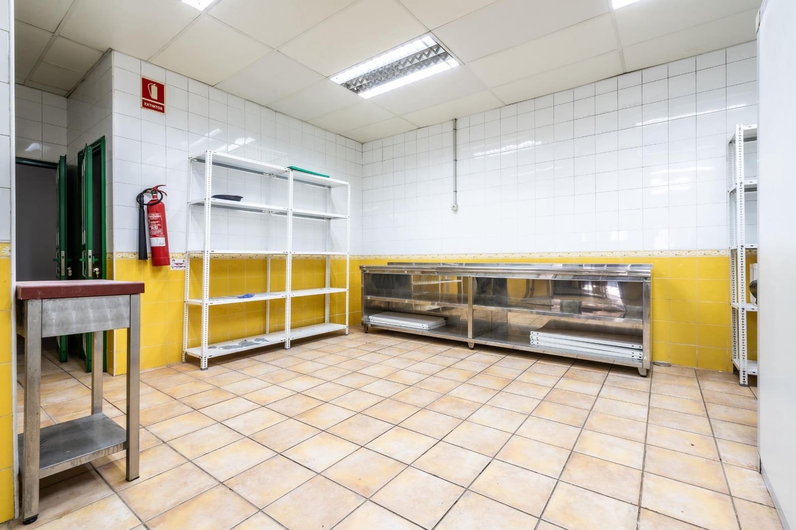 Comercial para arrendar em San Isidro de Abona - 1 400 € (Ref: 8982433)