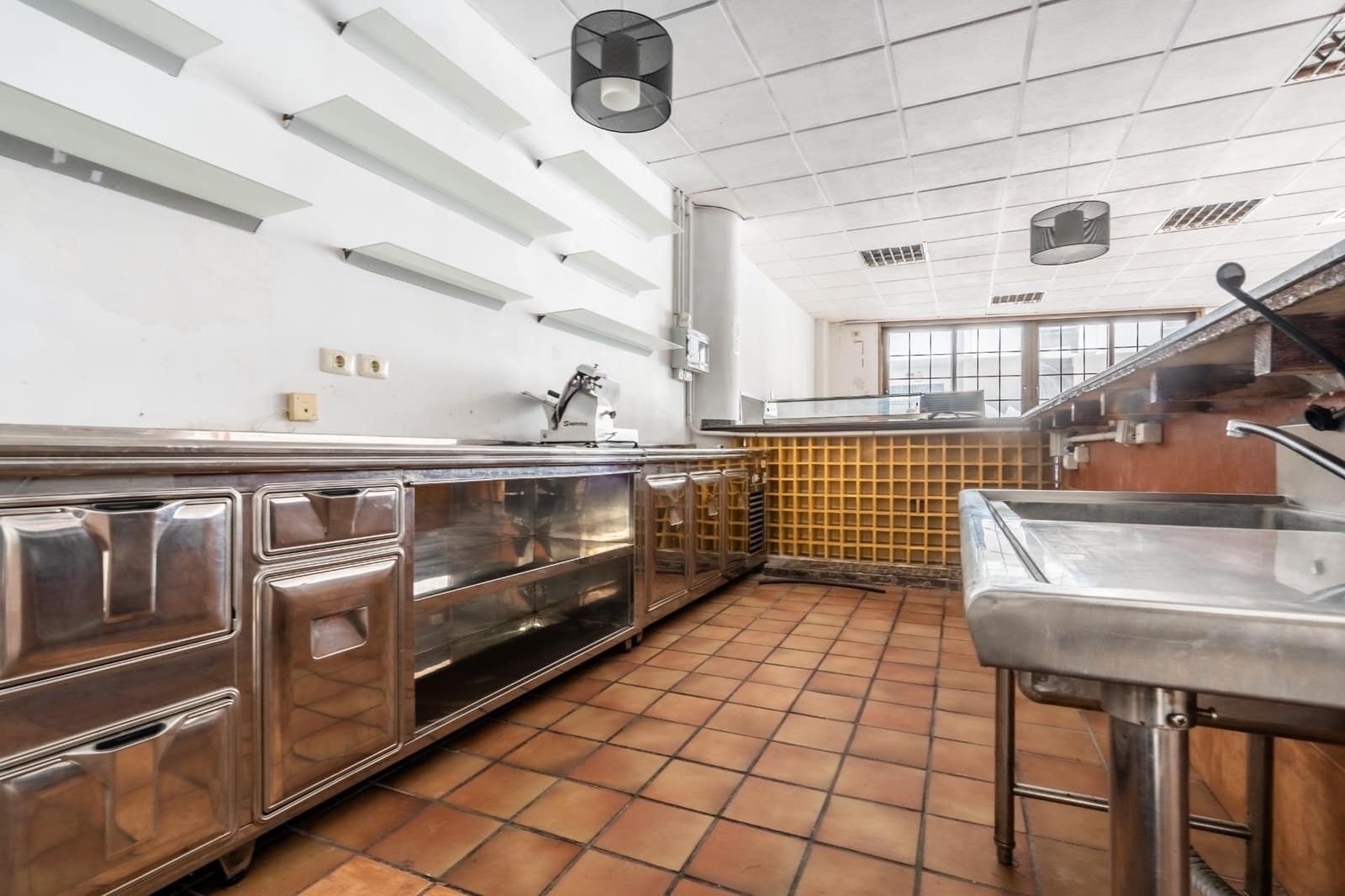 Comercial para arrendar em San Isidro de Abona - 1 400 € (Ref: 8982433)