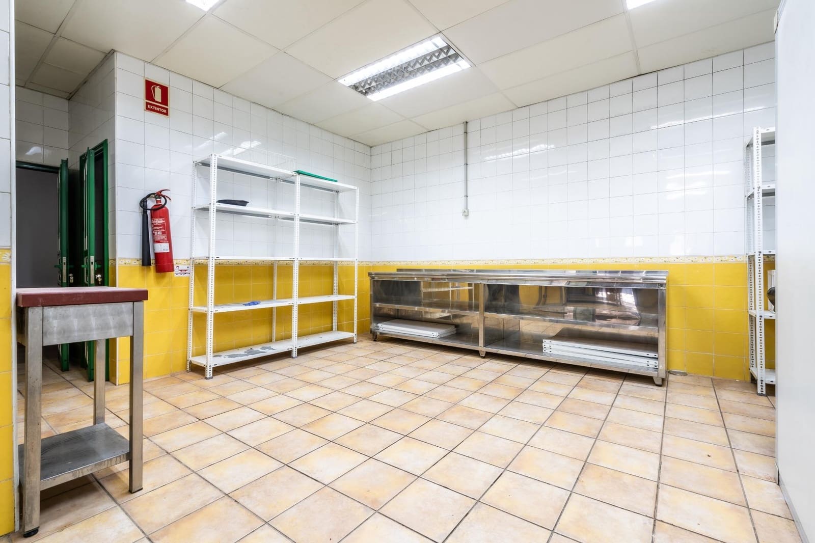 Comercial para arrendar em San Isidro de Abona - 1 400 € (Ref: 8982433)