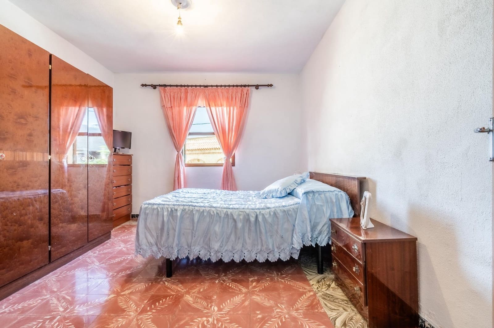 5 slaapkamer Halfvrijstaande villa te koop in Guia de Isora met garage - € 370.000 (Ref: 9059443)