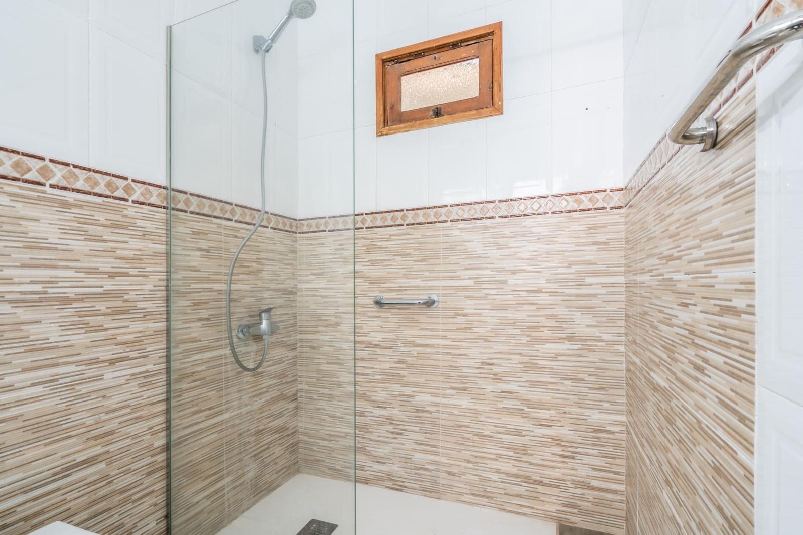 5 slaapkamer Halfvrijstaande villa te koop in Guia de Isora met garage - € 370.000 (Ref: 9059443)