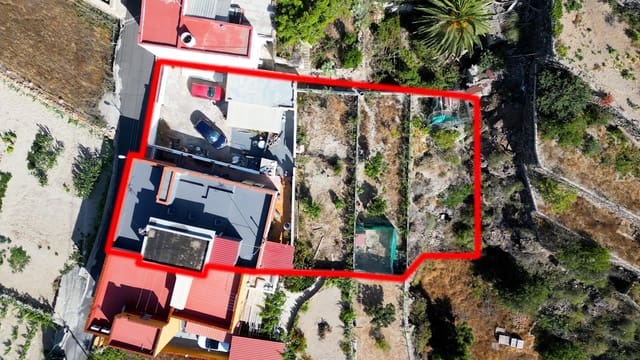 6 bedroom Finca/Country House for sale in Granadilla de Abona with garage - € 279,000 (Ref: 9089856)