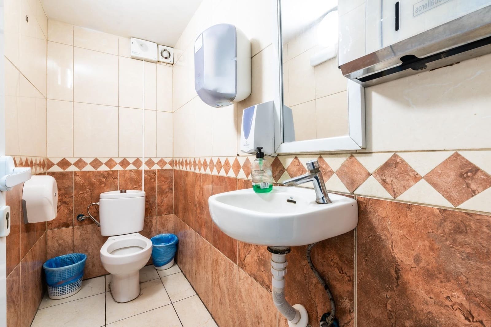 Business for rent in Granadilla de Abona - € 710 (Ref: 9099178)