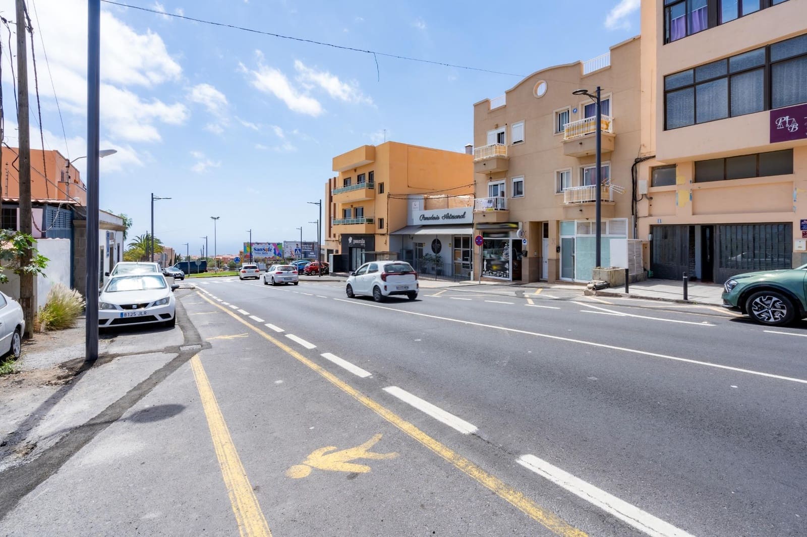 Kaupallinen myytävänä paikassa San Isidro de Abona - 108 000 € (Ref: 9255347)