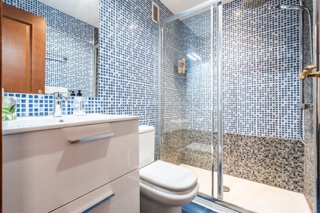 2 soverom Leilighet til salgs i Los Cristianos, Arona med svømmebasseng - € 485 000 (Ref: 9449382)