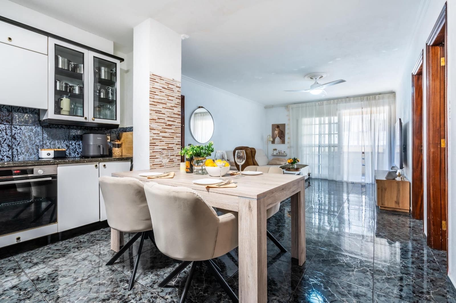 2 bedroom Apartment for sale in Los Cristianos - € 309,000 (Ref: 9491496)