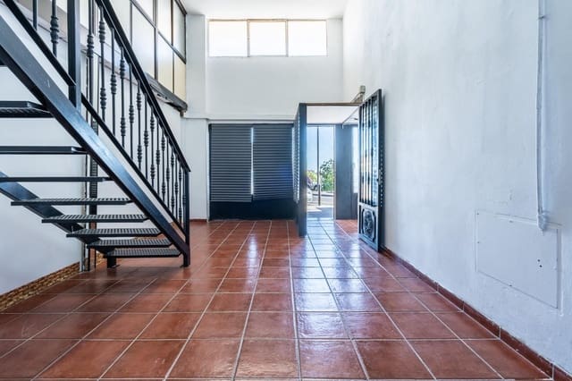 Kaupallinen myytävänä paikassa San Isidro de Abona, Granadilla de Abona - 140 000 € (Ref: 9625770)