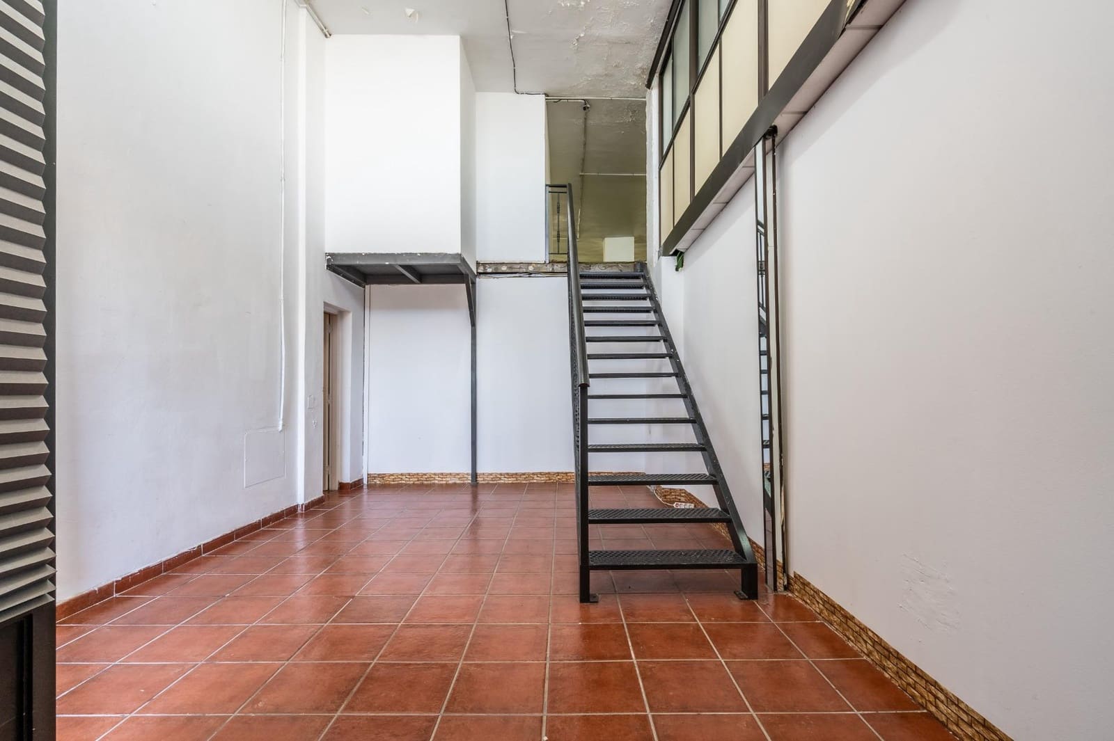 Kaupallinen myytävänä paikassa San Isidro de Abona - 96 000 € (Ref: 9625770)