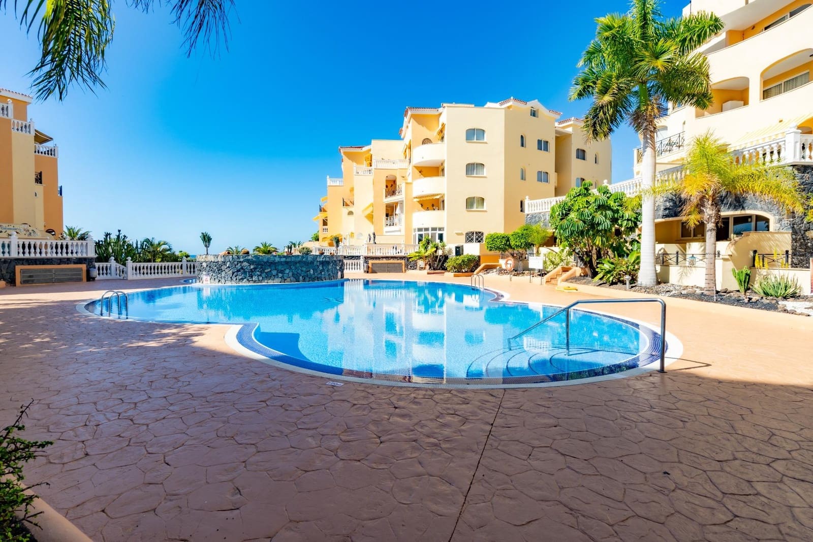 2 bedroom Apartment for sale in Los Cristianos - € 349,000 (Ref: 9634391)