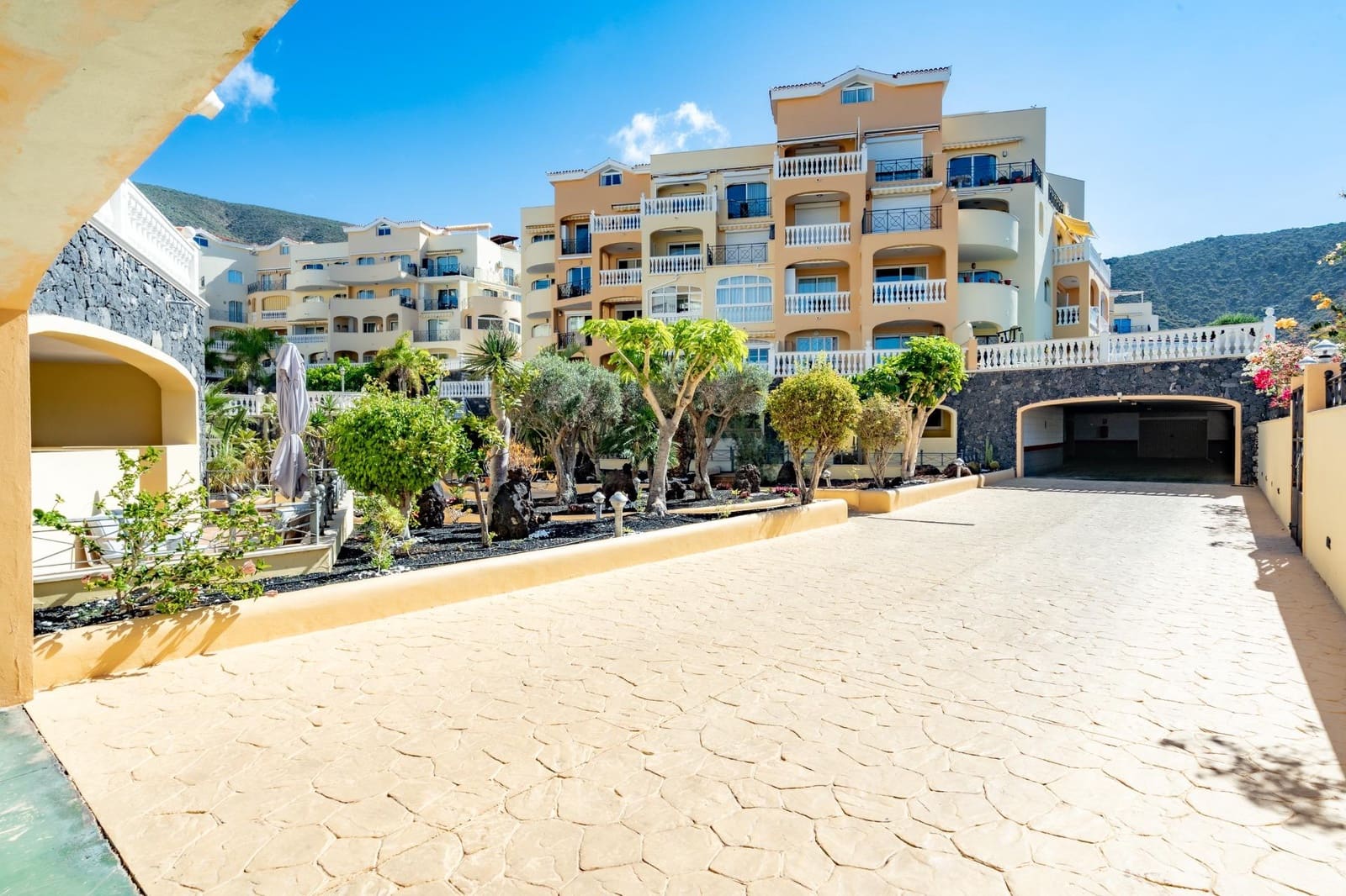 2 bedroom Apartment for sale in Los Cristianos - € 349,000 (Ref: 9634391)
