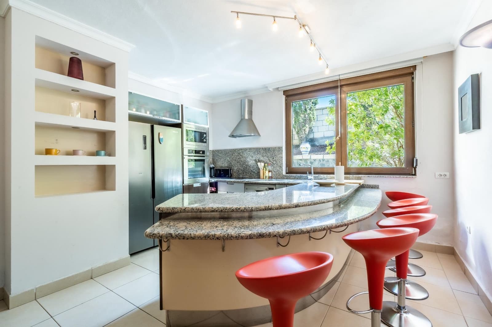 14 quarto Moradia para venda em Guia de Isora com piscina - 2 499 000 € (Ref: 9670761)