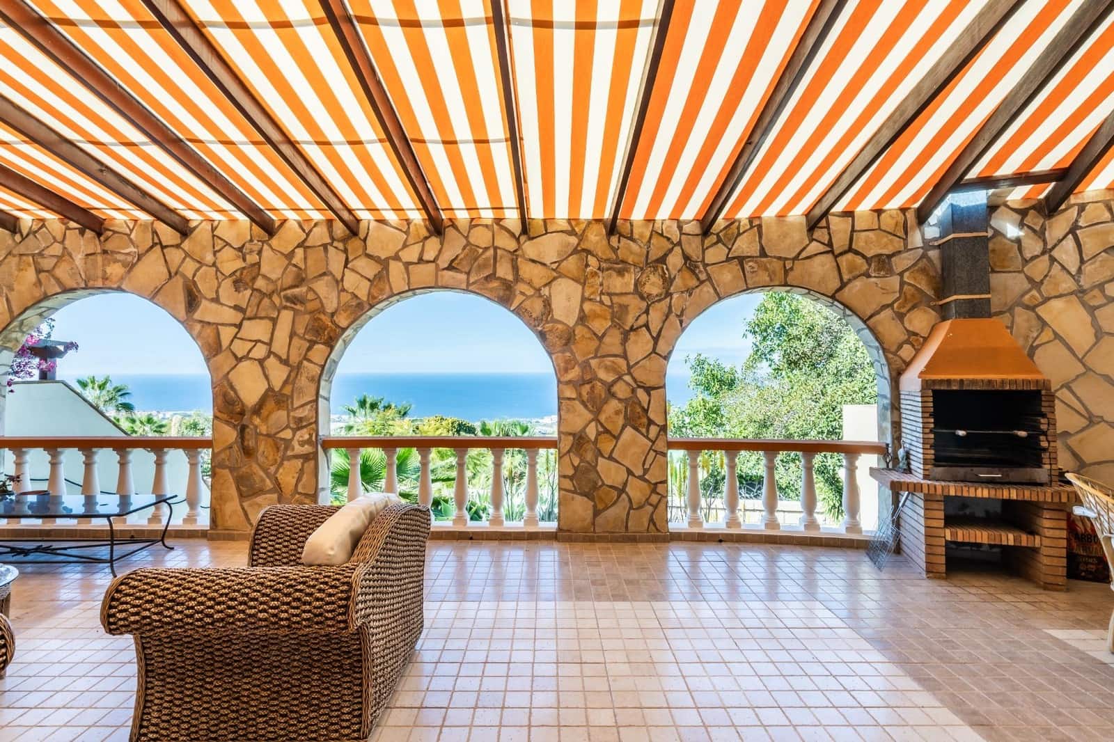 14 quarto Moradia para venda em Guia de Isora com piscina - 2 499 000 € (Ref: 9670761)