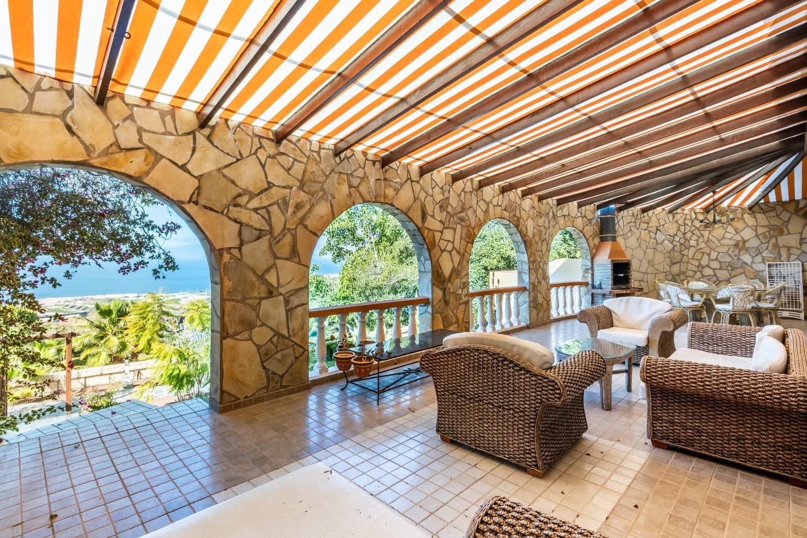 14 quarto Moradia para venda em Guia de Isora com piscina - 2 499 000 € (Ref: 9670761)