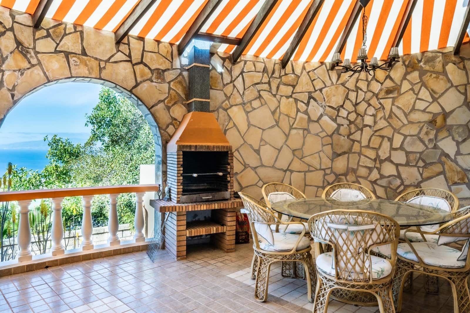 14 bedroom Villa for sale in Guia de Isora with pool - € 2,499,000 (Ref: 9670761)
